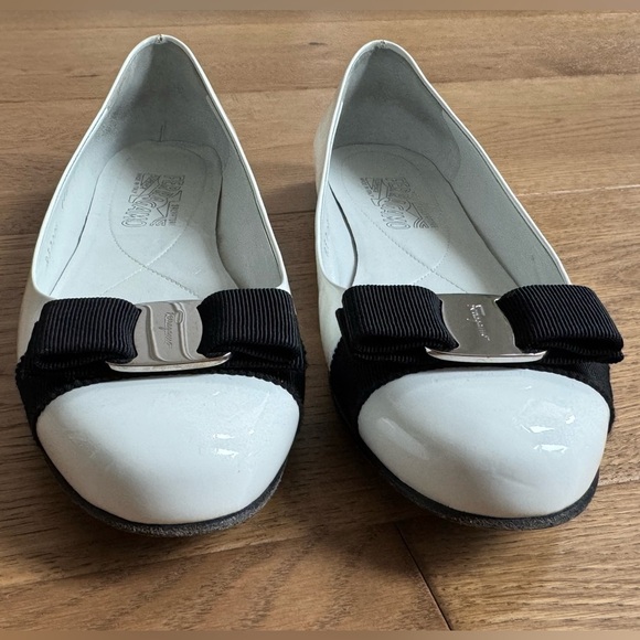 Ferragamo Varina Patent Leather Ballet Flats - Size 9 - EUC+ - Black & White - Picture 6 of 14